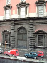 ingresso della ex scuderia, oggi murato